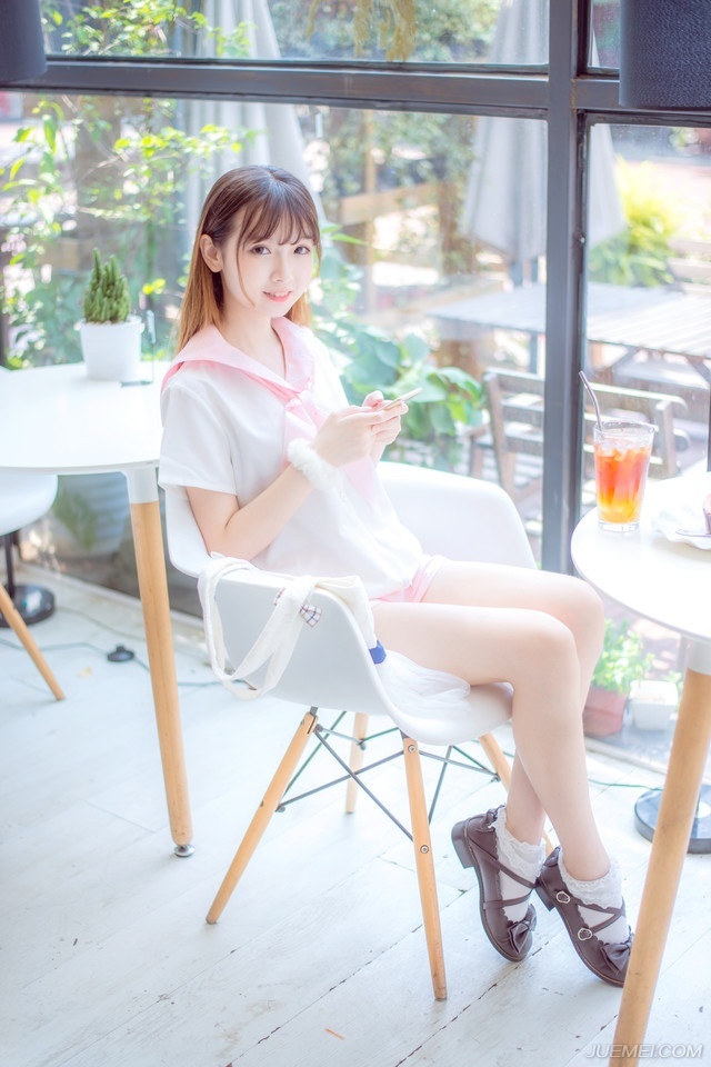 “原来如此。”伏德摇了摇头，苦笑道：“我是谁……我自己都快不记得了，我们这种人，是没有名字，只有代号，我乃夜凰卫，将军也可称我为死间，在来荆州的那一刻，就已经没有准备活着回去。”